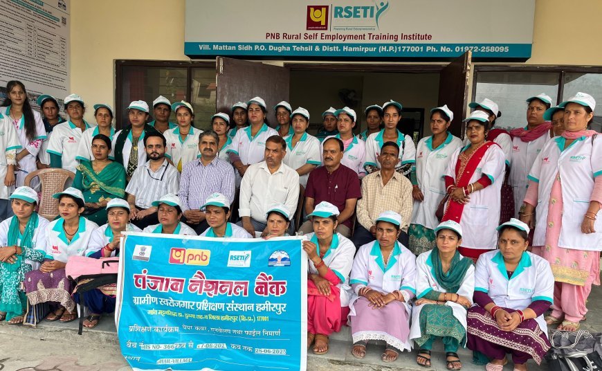 आरसेटी ने महिलाओं को सिखाया पेपर कवर और लिफाफे बनाना