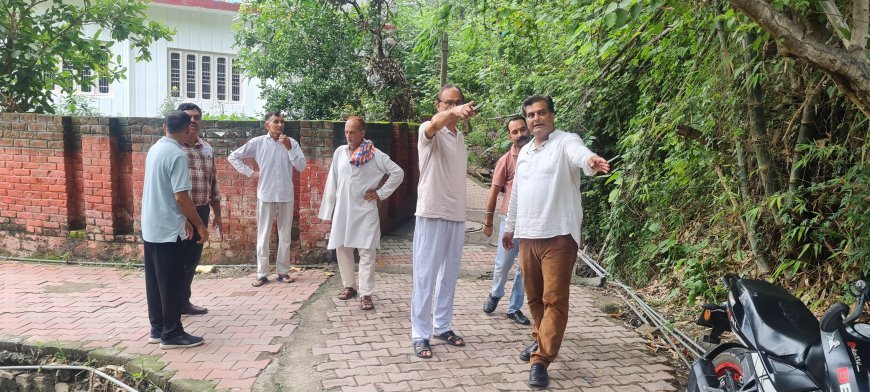 वार्ड नंबर 10 में सड़क का होगा विस्तार, एंबुलेंस मार्ग होगा सुगम- डॉ. पुष्पेंद्र वर्मा ने किया निरीक्षण