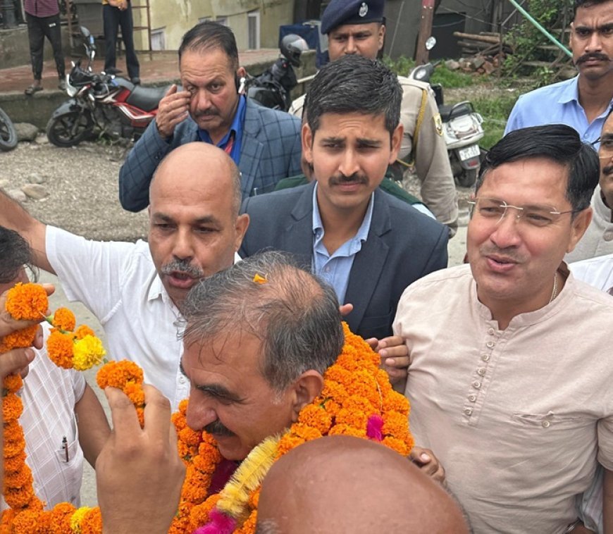 हमीरपुर में कांग्रेस नेताओं ने किया मुख्यमंत्री का भव्य स्वागत
