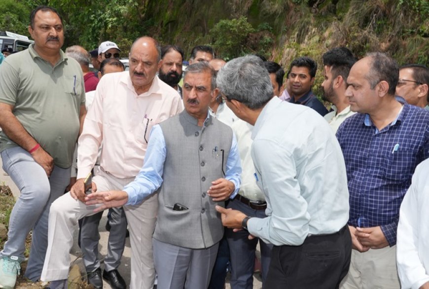 मुख्यमंत्री ने हमीरपुर बस अड्डे का औचक निरीक्षण किया