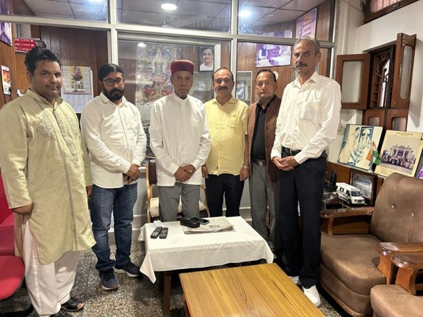 पूर्व मुख्यमंत्री प्रो. प्रेम कुमार धूमल से चम्बा व भरमौर के पूर्व विधायकों पवन नैयर और जिया लाल कपूर ने समीरपुर में की शिष्टाचार भेंट