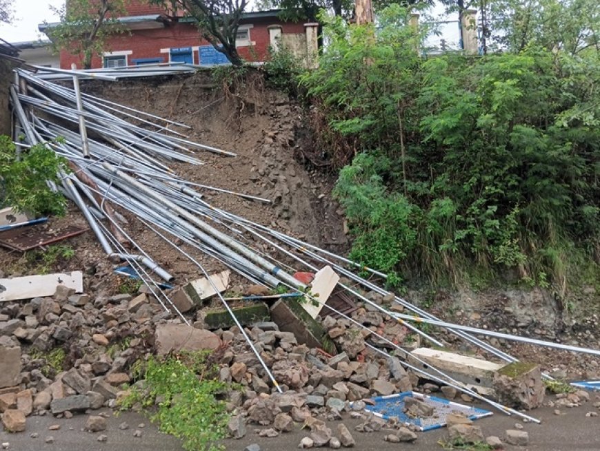 एनएच निर्माण के दौरान खोखली हुई डंगे  की नींव , जल शक्ति विभाग ने रखी पाईपे, डंगा हुआ धड़ाम