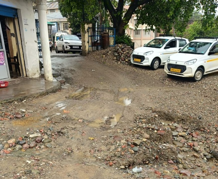 टौणी देवी  सिविल अस्पताल के एंट्री गेट के पास  पड़ा गड्ढा , एम्बुलेंस निकलना भी हुआ मुश्किल , परेशानी में  मरीज