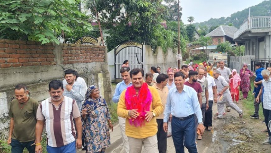 पुष्पेंद्र वर्मा पहुंचे छबोट गांव, ग्रामीणों ने किया गर्मजोशी से स्वागत — विकास कार्यों के लिए जताया आभार