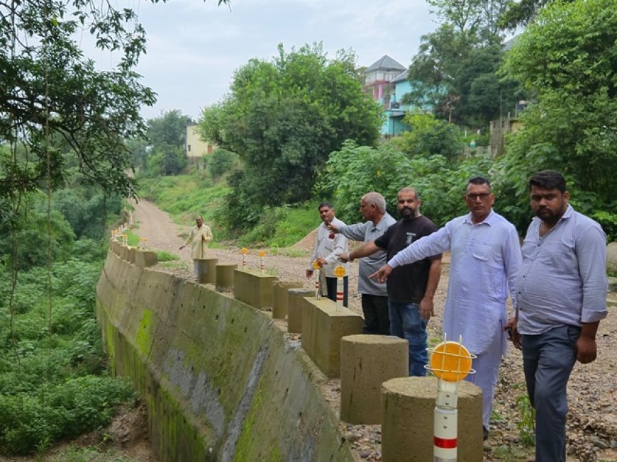 नंदन प्लासी-मैड भगेटू सड़क निर्माण में ठेकेदार पर लगे कम गुणवत्ता बरतने के आरोप, ग्रामीणों ने जताया रोष , जांच की मांग