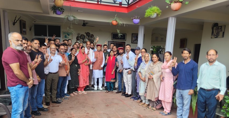 भाजपा जिला कार्यकारिणी के पदाधिकारियों ने पूर्व मुख्यमंत्री प्रो. प्रेम कुमार धूमल के प्रति आभार व्यक्त किया